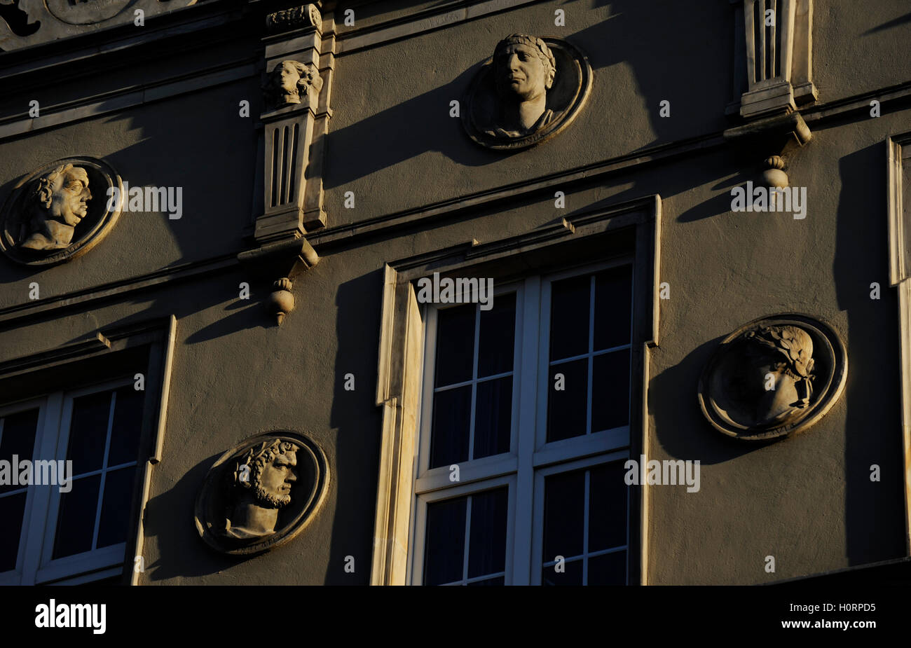 Polen. Danzig. Zentrum der Stadt. Fassade verziert mit Medaillons vom römischen Kaiser. Detail. Stockfoto