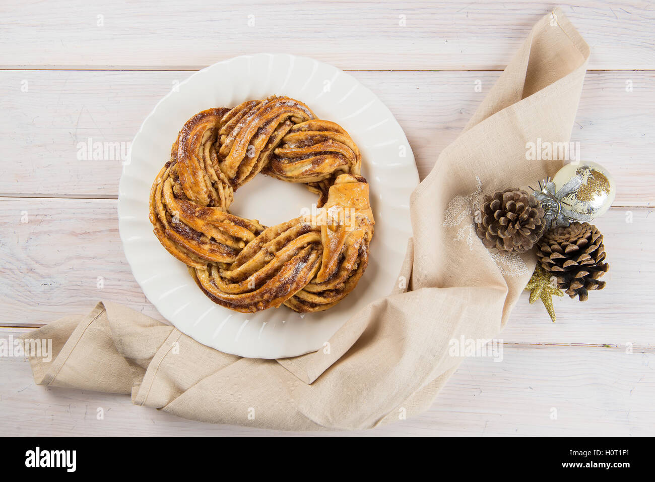 Kringle oder Brezel, traditionelle Weihnachts-Dessert im nördlichen Europa mit Zimt und Walnüssen Stockfoto