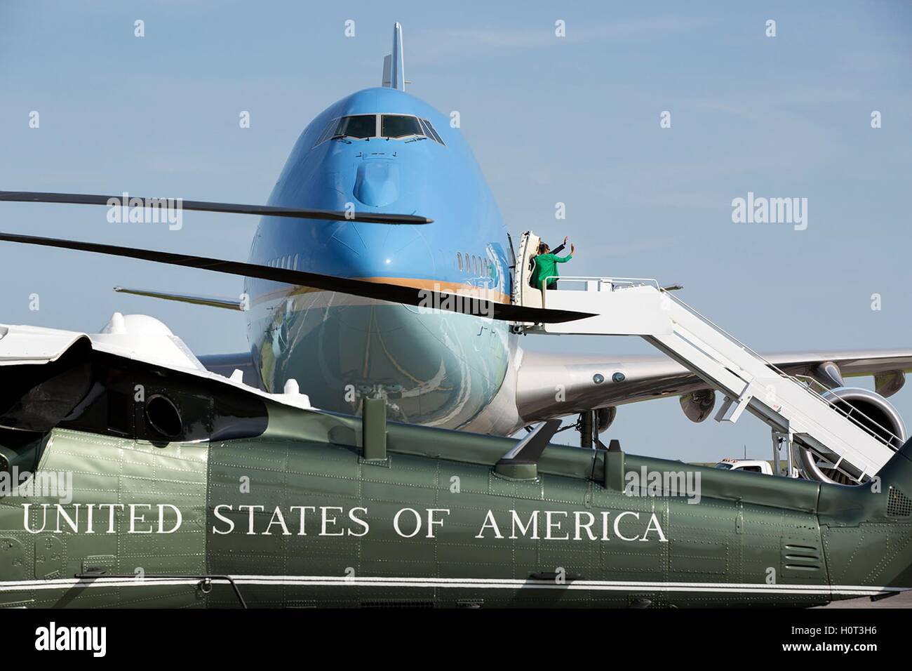 US-Präsident Barack Obama und First Lady Michelle Obama-Welle als sie Air Force One Am Bismarck Municipal Airport 13. Juni 2014 in Bismarck, North Dakota an Bord. Stockfoto