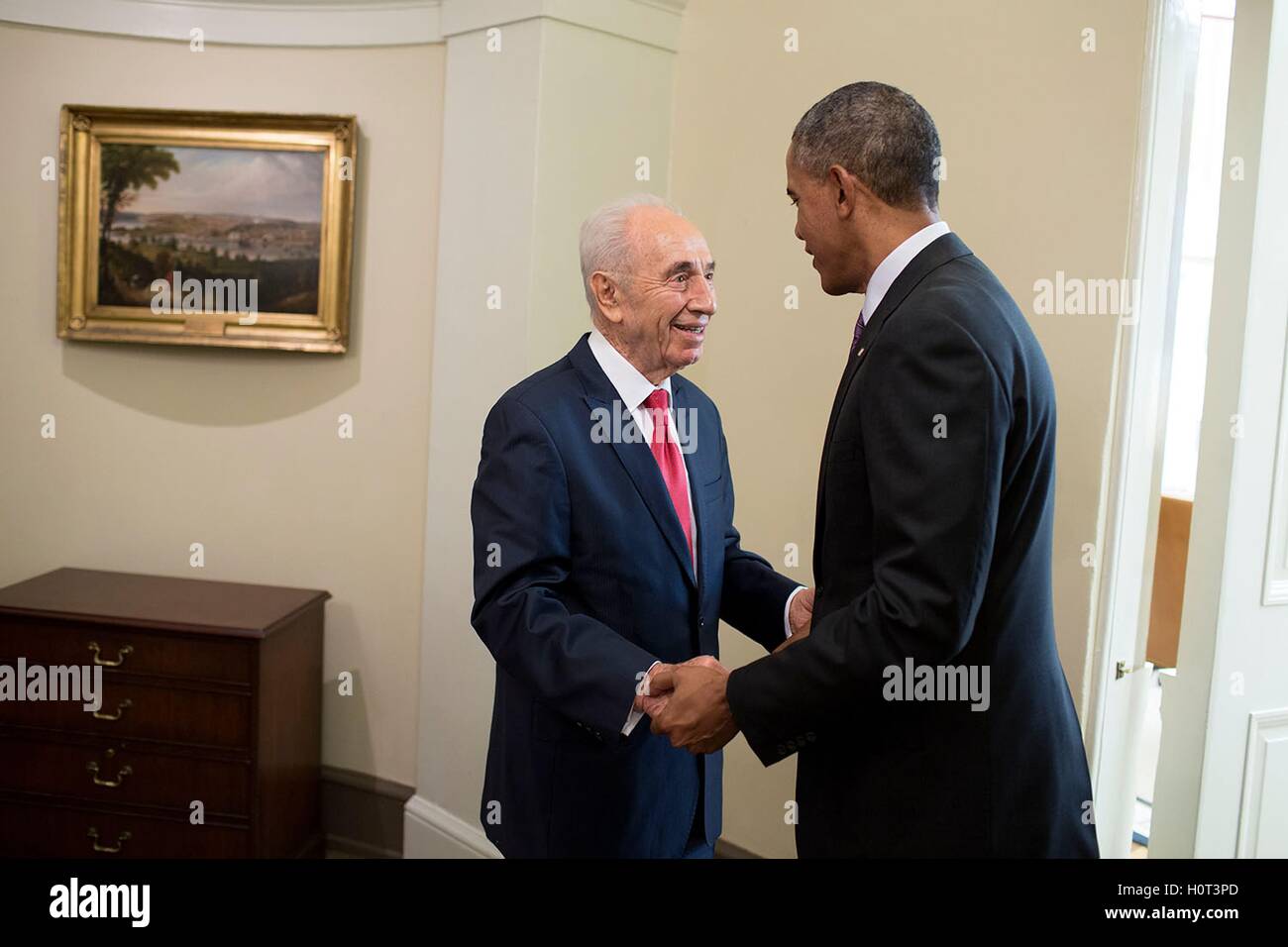 US-Präsident Barack Obama begrüßt den israelischen Präsidenten Shimon Peres außerhalb des weißen Hauses Oval Office 25. Juni 2014 in Washington, DC. Stockfoto