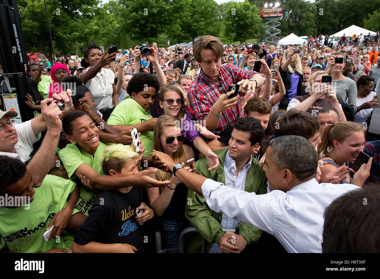 US-Präsident Barack Obama begrüßt Zuschauer nach einer Rede an die See Harriet Bandshell 27. Juni 2014 in Minneapolis, Minnesota. Stockfoto