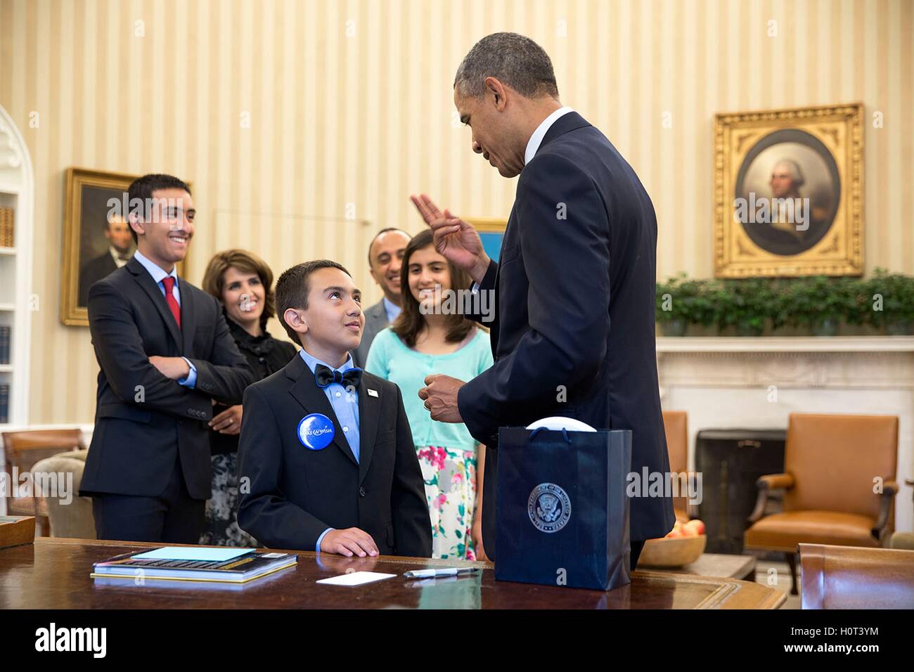 US-Präsident Barack Obama besucht mit 10-Year-Old Make-A-Wish Empfänger Sullimon Azai und seine Familie in das Weiße Haus Oval Office 17. Juni 2014 in Washington, DC. Stockfoto