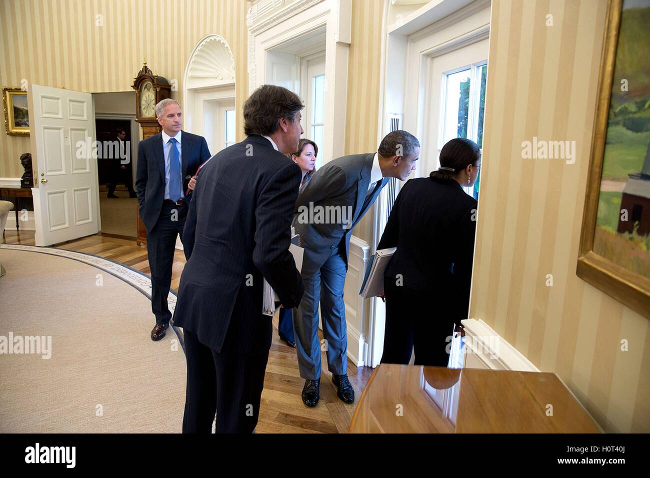 US-Präsident Barack Obama und Staatssicherheit Mitarbeiter betrachten die South Lawn aus einem Fenster im Oval Office 18. Juni 2014 in Washington, DC. Stockfoto