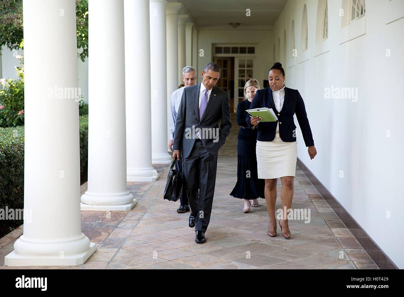US-Präsident Barack Obama geht auf der Kolonnade mit weißen Haus Mitarbeiter 20. Juni 2014 in Washington, DC. Stockfoto