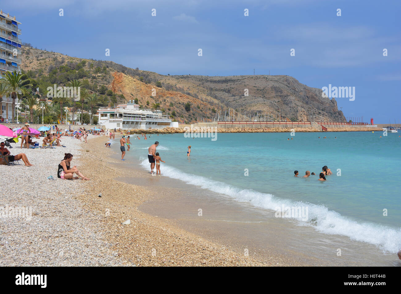 La Grava, Kiesstrand im Sommer, in den Hafen von Javea, Spanien Stockfoto