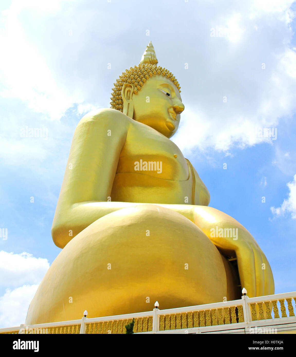 Große goldene und Kunst des Buddha am Wat Muang, Angthong Provinz, Thailand Stockfoto
