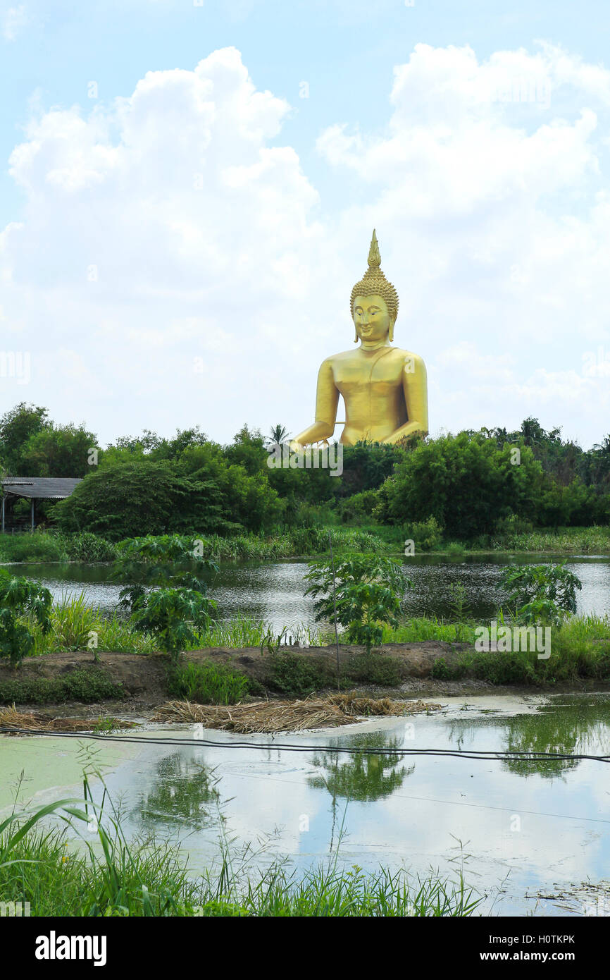 Große goldene und Kunst des Buddha am Wat Muang, Angthong Provinz, Thailand Stockfoto