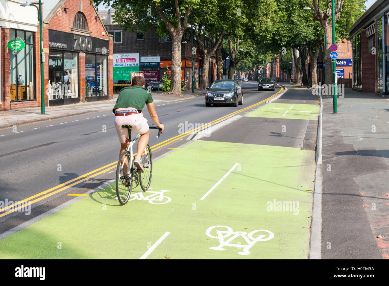 Radweg mit zwei Fahrspuren für den Radsport in und aus der Stadt heraus, Nottingham, England, UK gekennzeichnet Stockfoto