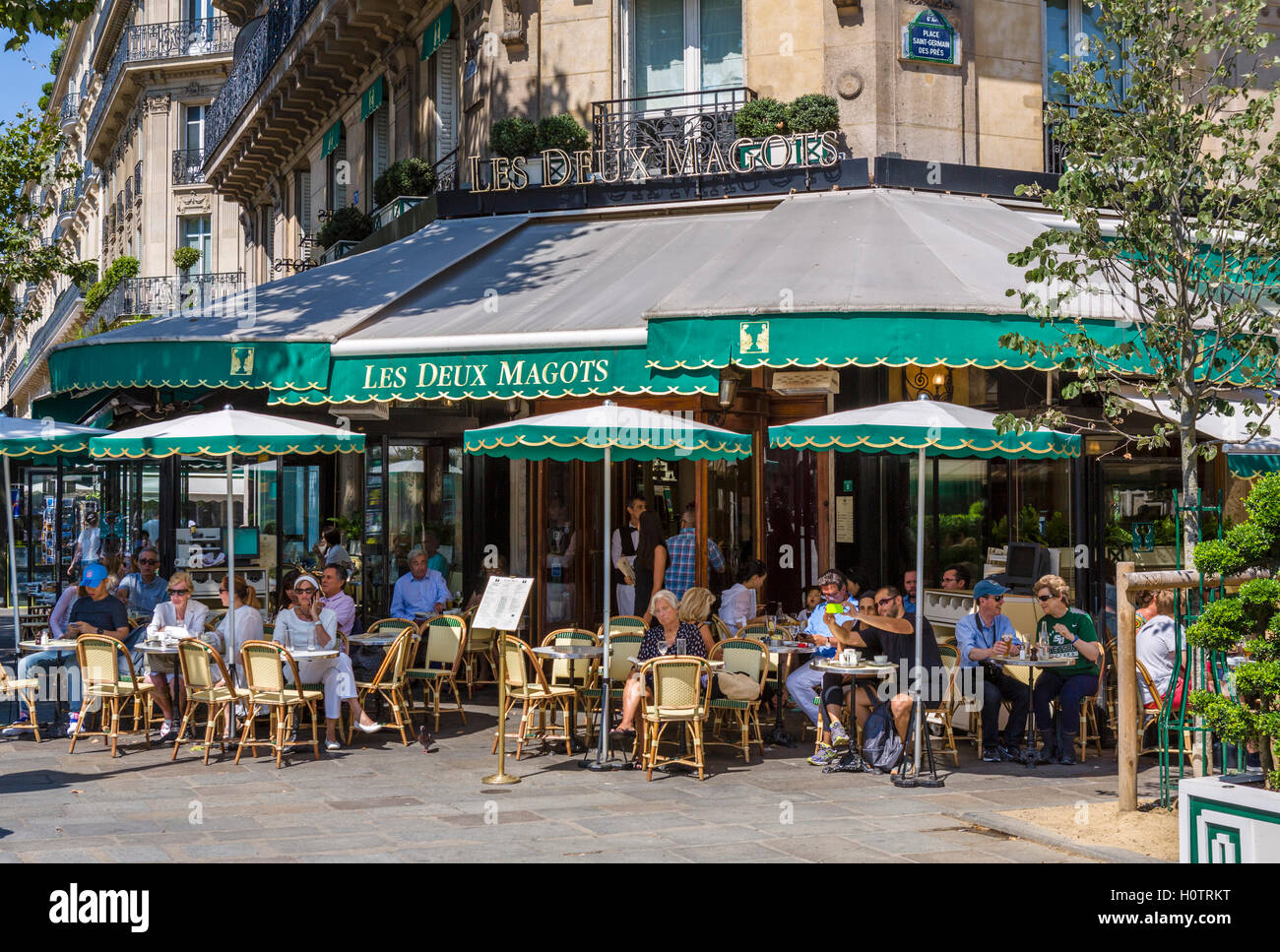 Die berühmten Les Deux Magots Café, Place Saint-Germain-des-Prés, Paris, Frankreich Stockfoto