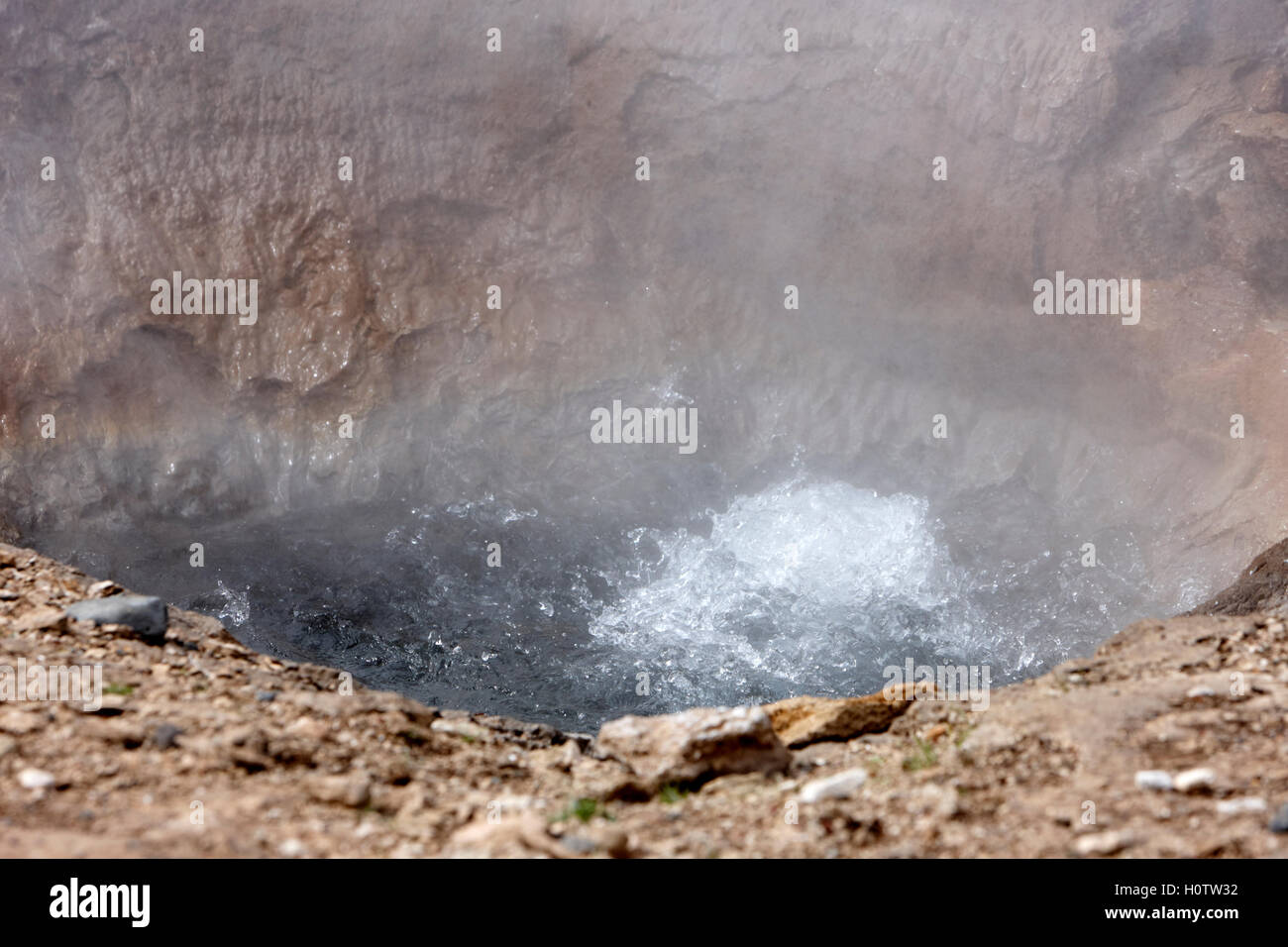 Wasser sprudelt in ein Thermalbad Geysir Geysir Island Stockfoto