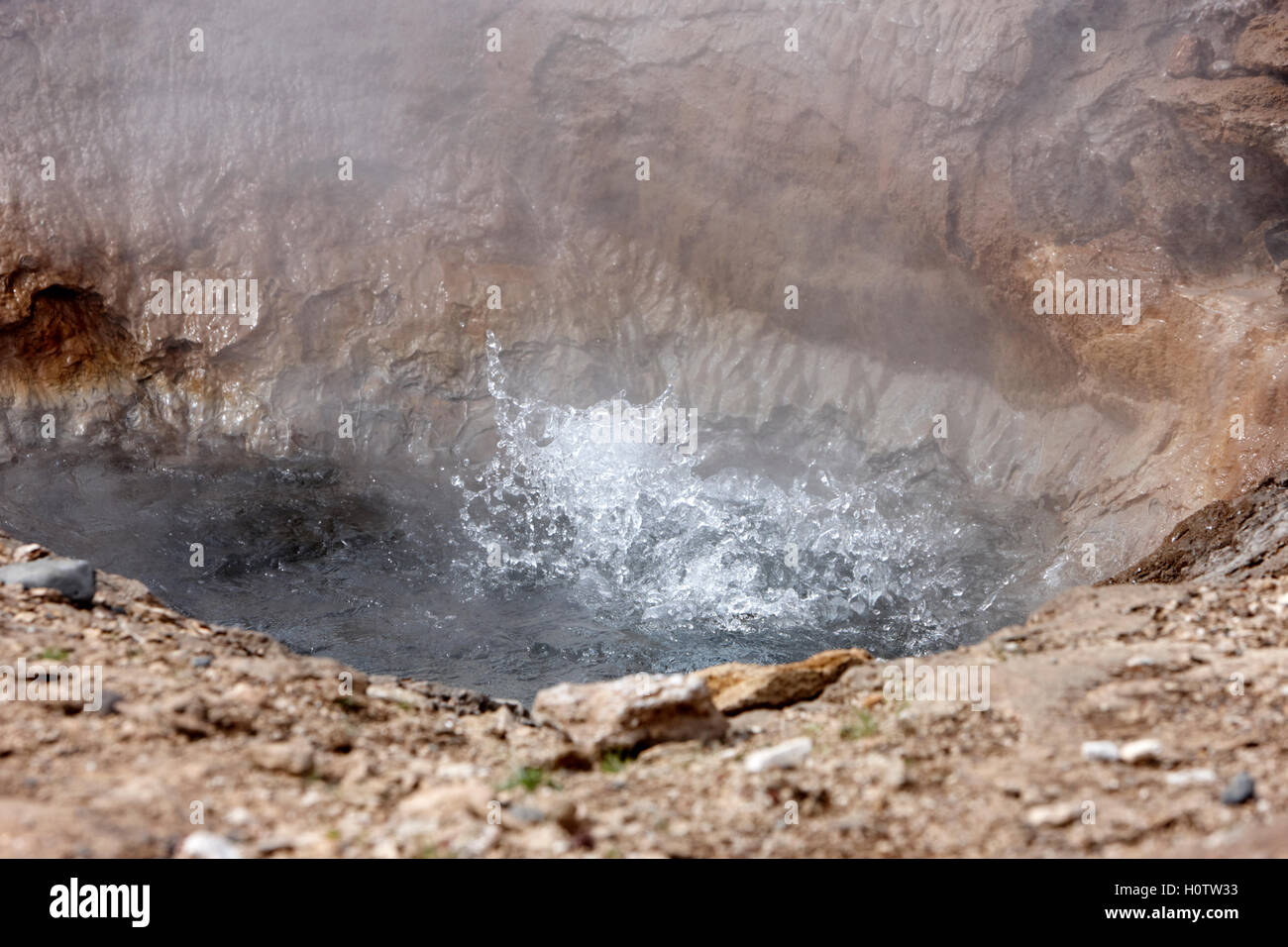 Wasser sprudelt in ein Thermalbad Geysir Geysir Island Stockfoto