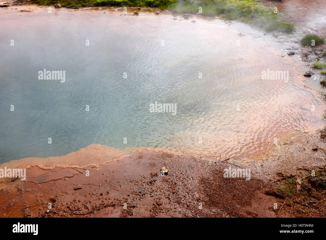 Rand des tiefen Geyser Warmwasser geothermische Gebiet Haukadalur Geysir Island Stockfoto