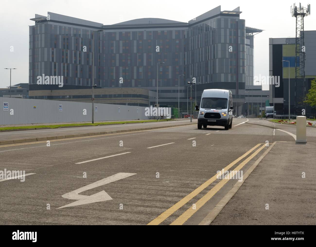 Doppelte gelbe Linien im Queen Elizabeth University Hospital in Glasgow, Schottland, Großbritannien Stockfoto
