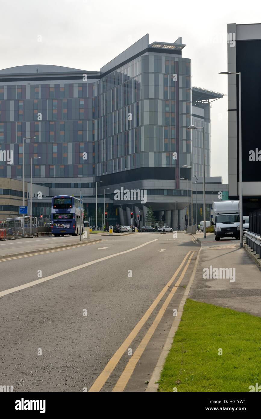 Doppelte gelbe Linien im Queen Elizabeth University Hospital in Glasgow, Schottland, Großbritannien Stockfoto