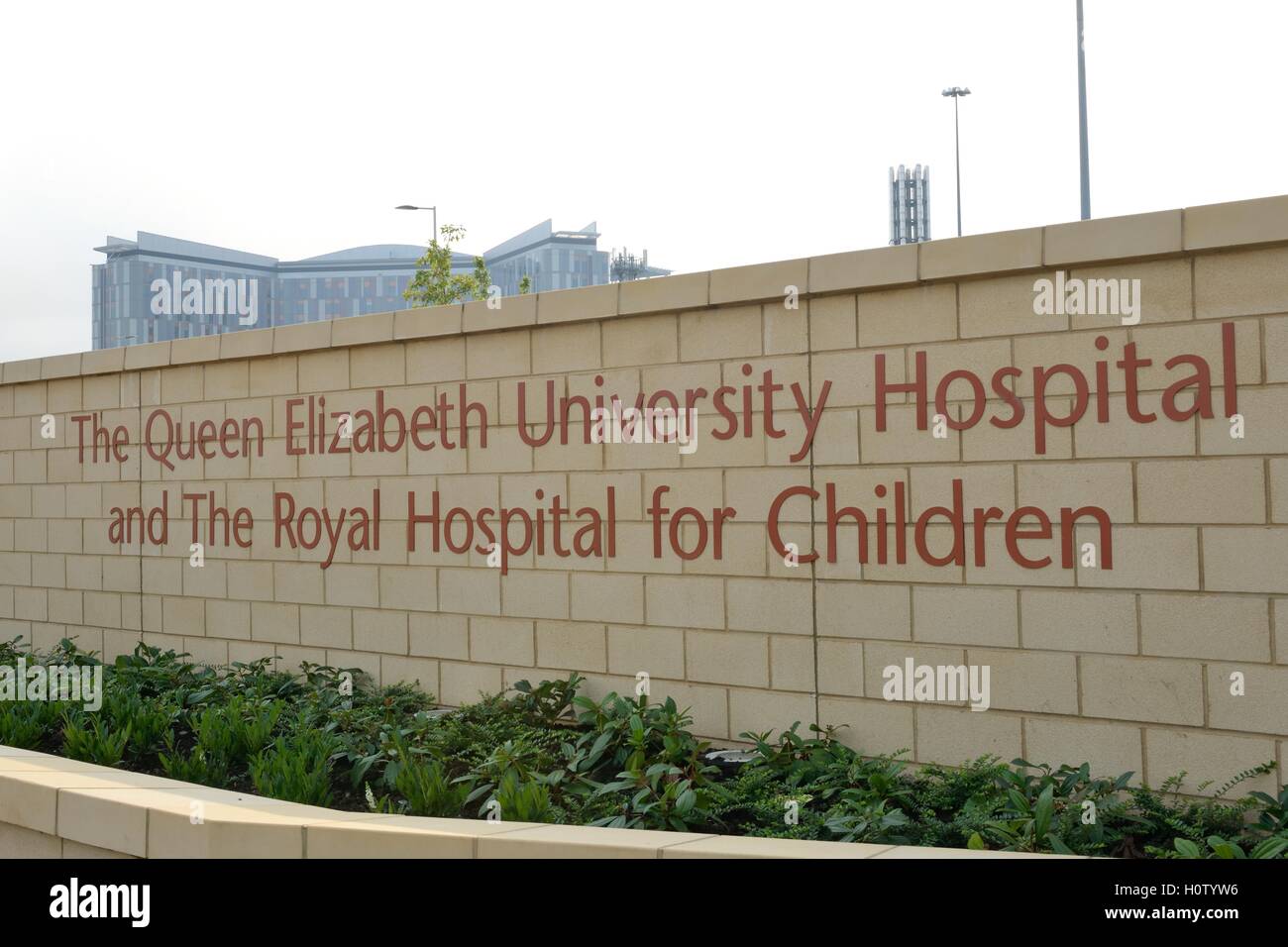 Ortseingangsschild für Königin Elizabeth University Hospital und das Royal Hospital for Children, Glasgow, Schottland, UK Stockfoto