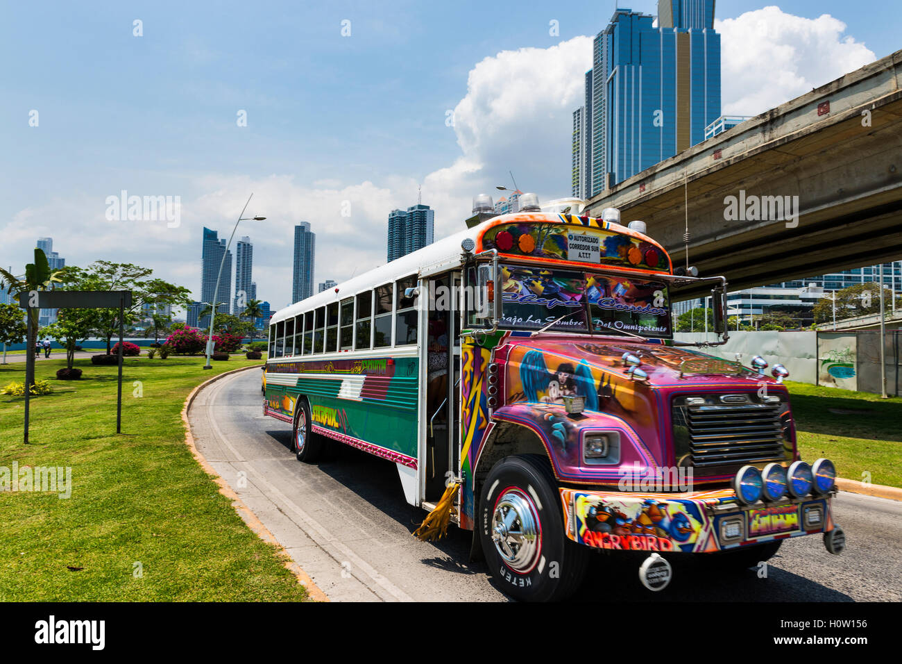 Panama-Stadt, Panama - 17. März 2014: Red Devil Bus (Diablo Rojo) in einer Straße von Panama City. Stockfoto Panama-Stadt, Panama - 17. März 2014: Red Devil Bus (Diablo Rojo) in einer Straße von Panama City. Stockfoto