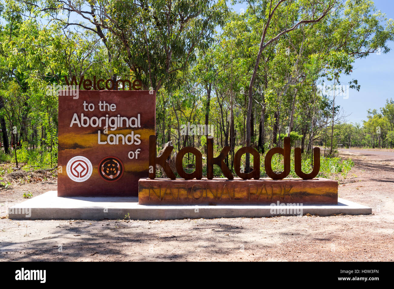 Ein Schild am Eingang zum Kakadu Nationalpark, Northern Territory, Australien. Stockfoto