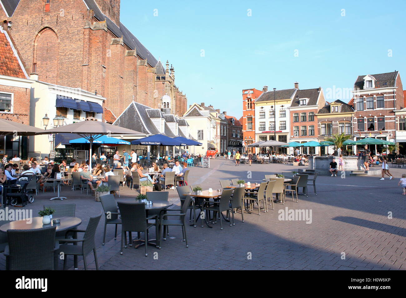 Terrassen im Sommer auf dem Hof Platz in der Innenstadt von Amersfoort, Provinz Utrecht, Niederlande Stockfoto