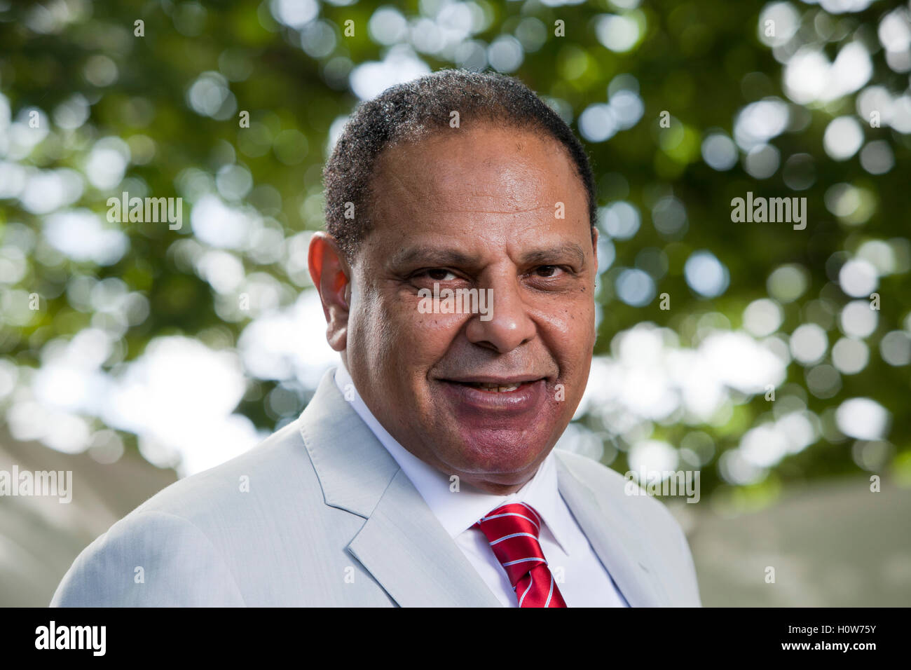 Alaa Al-Aswany, der ägyptische Schriftsteller und Mitglied der politischen Bewegung Kefaya, auf dem Edinburgh International Book Festival. Edinburgh, Schottland. 15. August 2016 Stockfoto