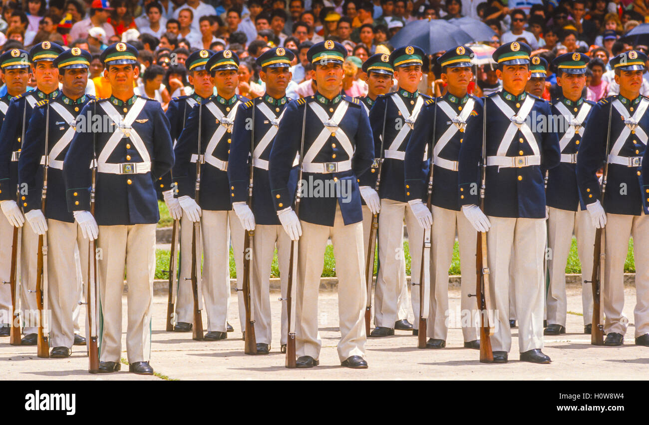 CARACAS, VENEZUELA - Soldaten März während der 5. Juli Unabhängigkeitstag Militärparade am Los Proceres Parade-Gelände am 5. Juli 1988. Stockfoto