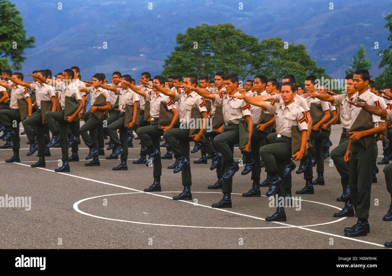 CORDERO, TACHIRA Staat, VENEZUELA - Kadetten in Formation vor Mittag National Guard Academy im Mai 1988. Stockfoto