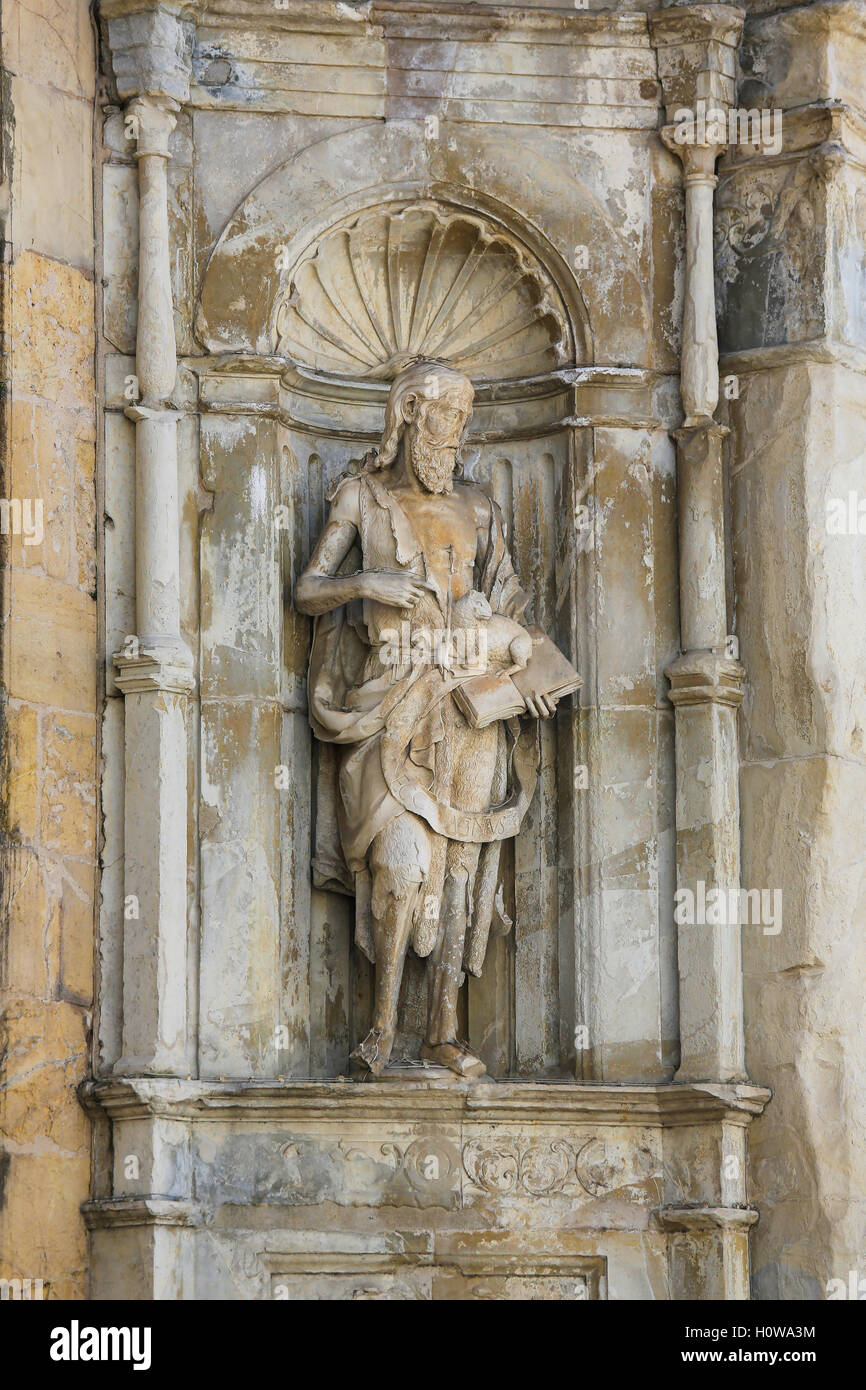 Statue des Heiligen Johannes des Täufers in einer Nische der vorderen Fassade der alten Kathedrale von Coimbra, Portugal Stockfoto