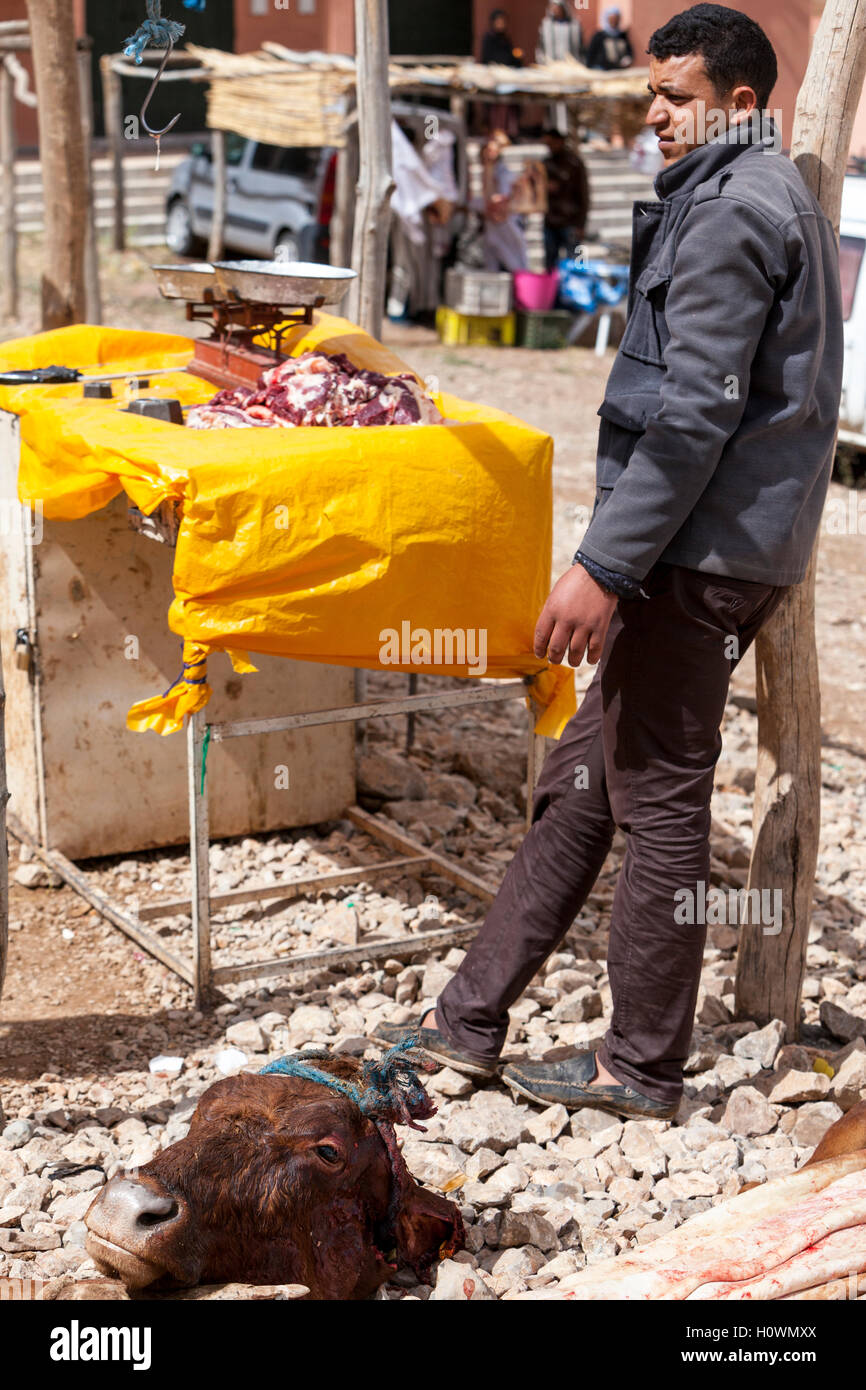 Atlas, Marokko.  Metzgerei Stand im Village Market in der Nähe von Dades Schlucht. Stockfoto