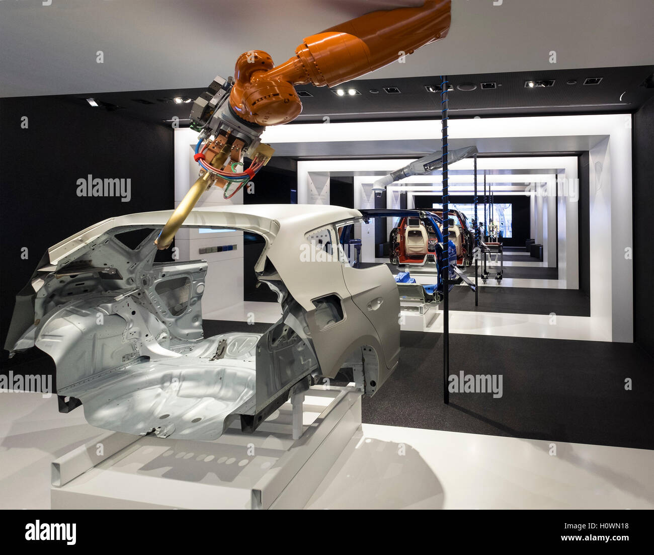 Anzeige der modernen Auto Fertigung und Montage Produktionslinie im VW Volkswagen Visitor Centre in der Autostadt in Wolfsburg, Deutschland Stockfoto