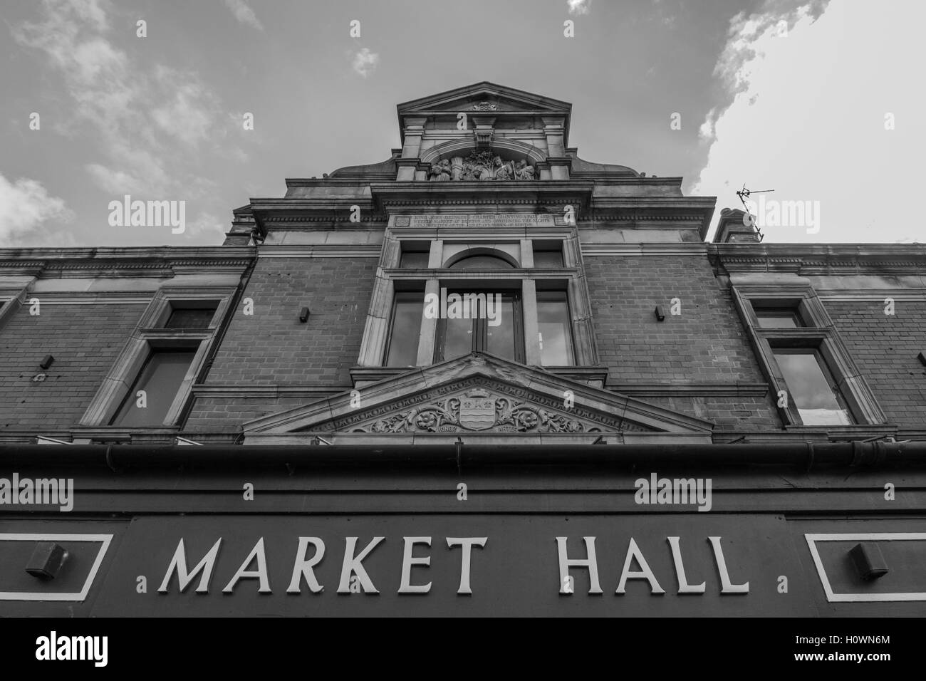 Atmosphärische Schuss des Eingangs zum historischen viktorianischen Markthalle Burton-on-Trent Stockfoto