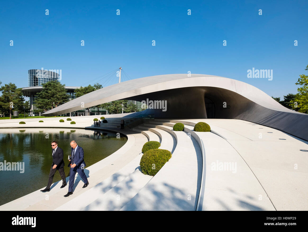Außenseite des futuristischen Porsche-Pavillon auf der Volkswagen Autostadt in Wolfsburg, Deutschland Stockfoto