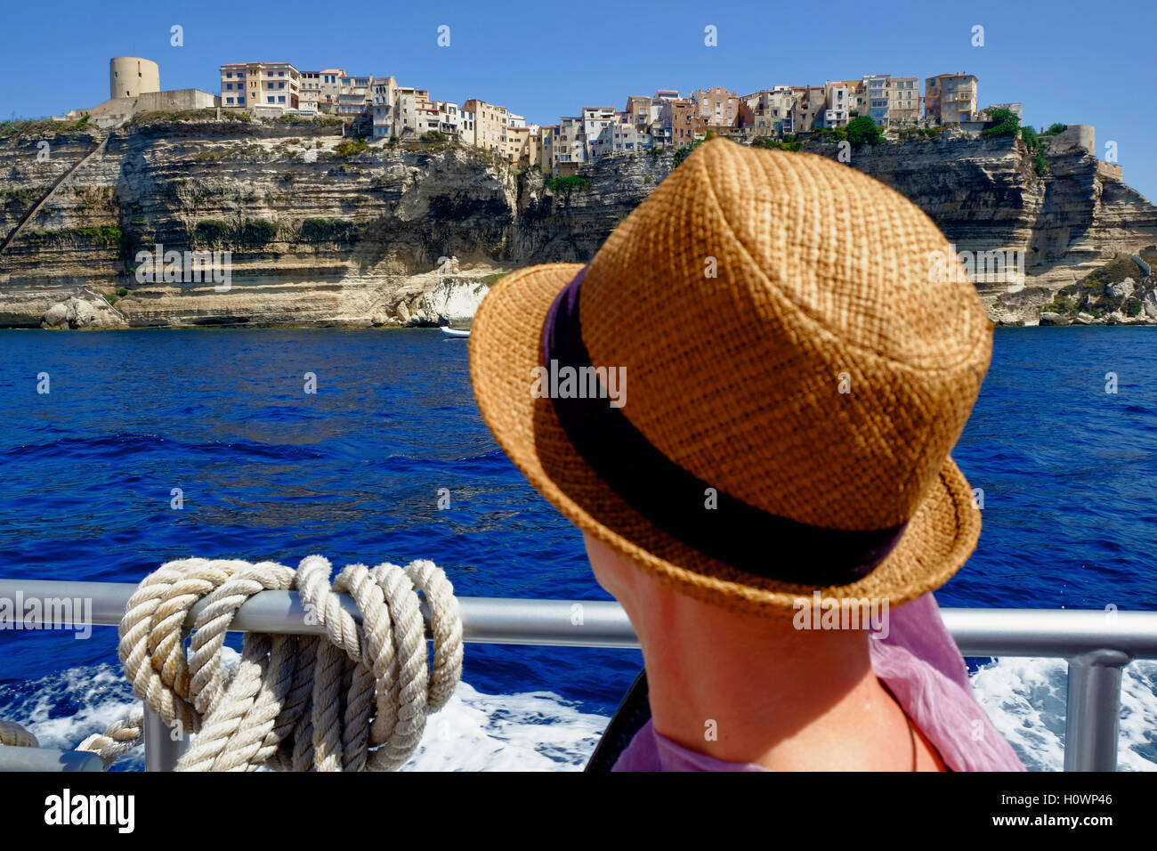 Weibliche Touristen beobachten Stadt Bonifacio Korsika Stockfoto