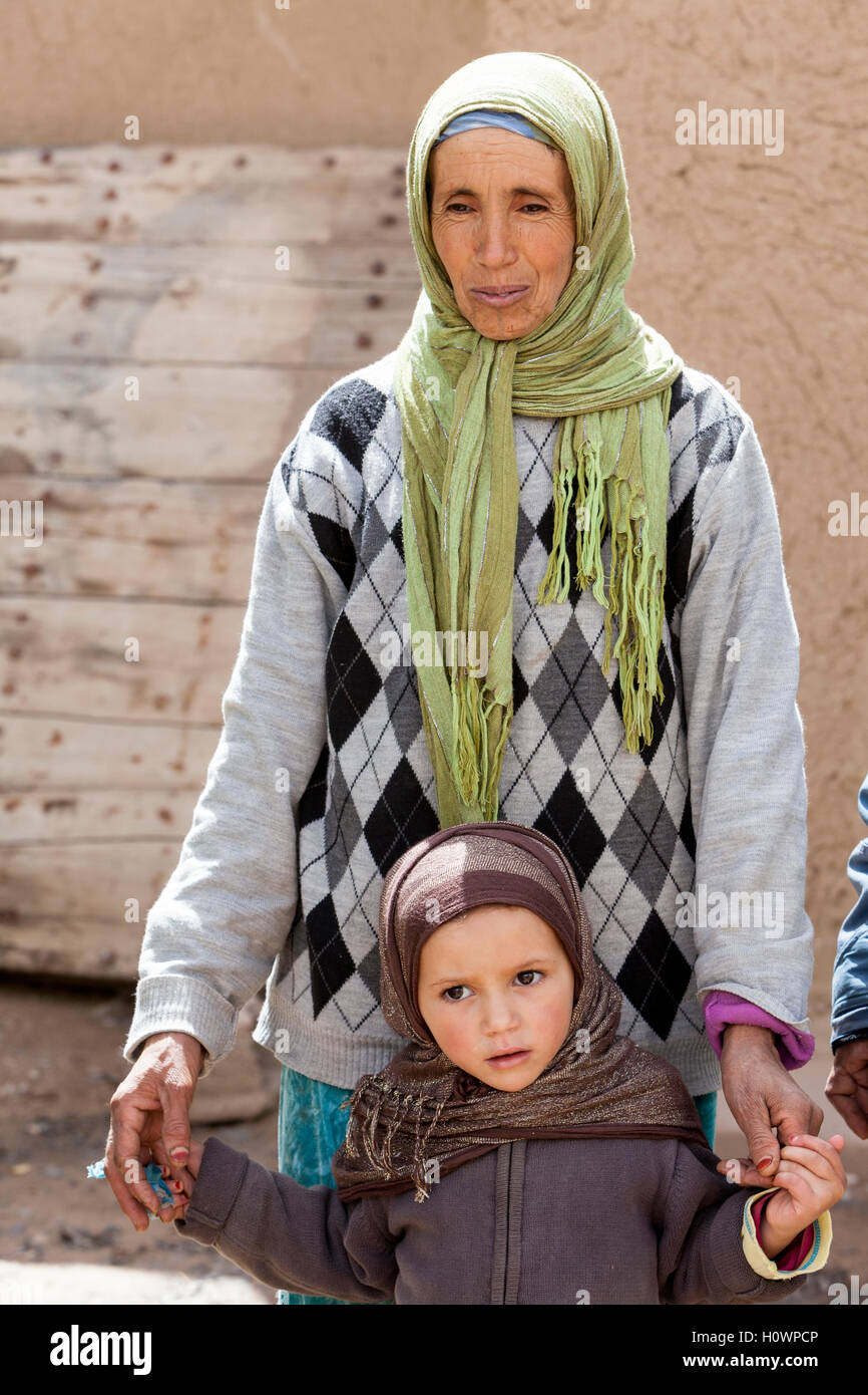 Dades Schlucht, Marokko.  Berber-Mutter und Tochter. Stockfoto