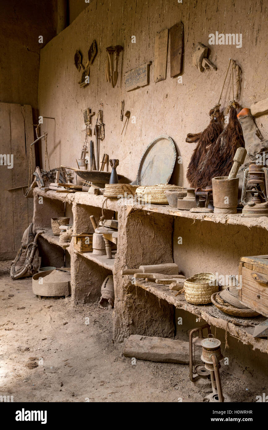 Kasbah Ameridhil, in der Nähe von Skoura, Marokko.  Alte Werkzeuge, Körbe und Haushaltsgeräte. Stockfoto
