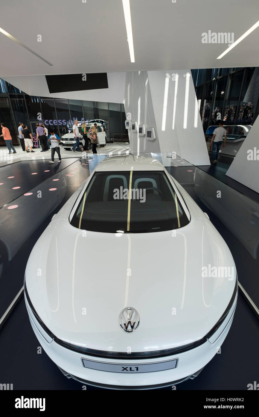 Volkswagen Leichtzügigkeit XL1 Auto auf dem Display an Volkswagen Autostadt in Wolfsburg, Deutschland Stockfoto