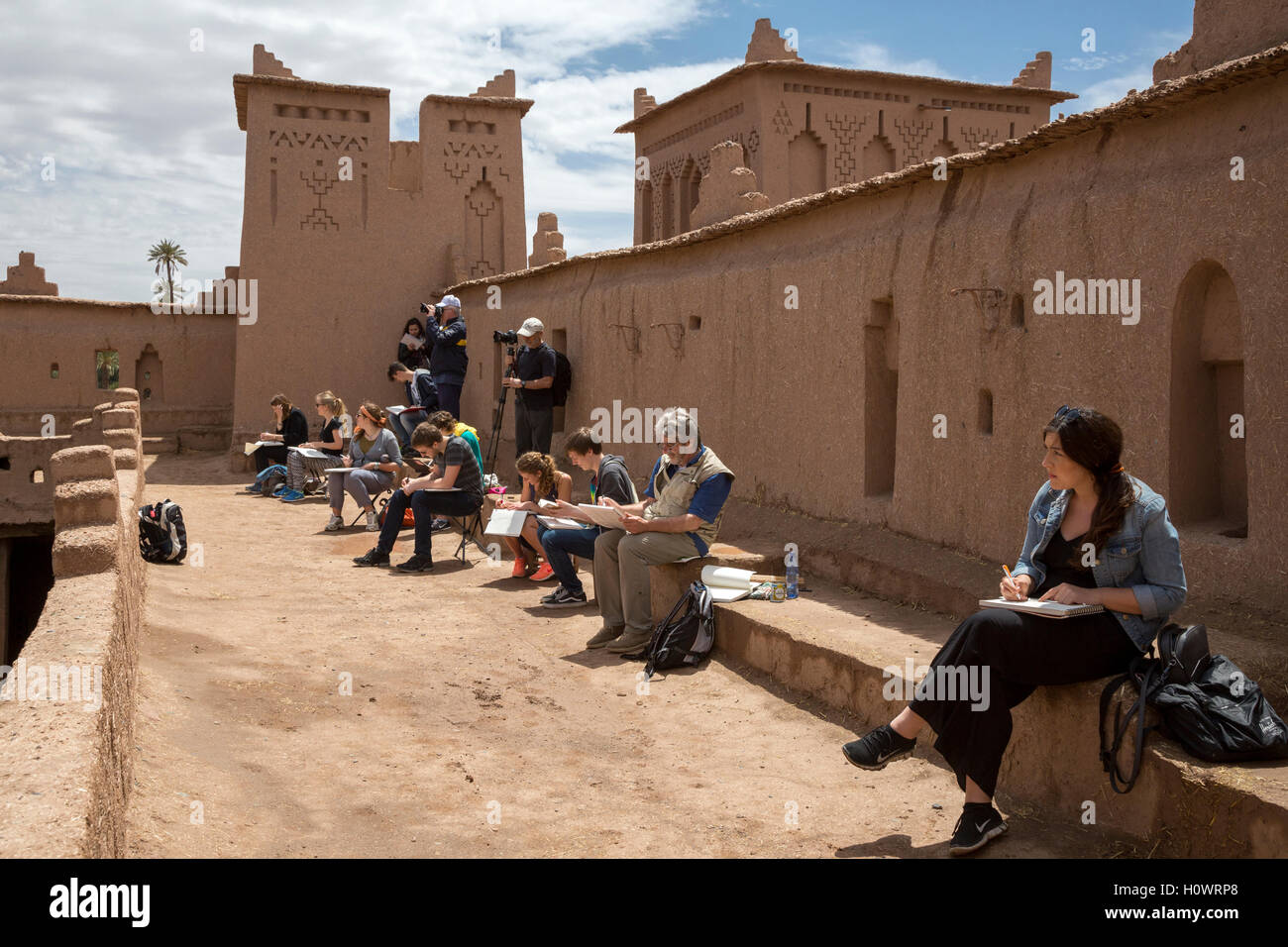Kasbah Ameridhil, in der Nähe von Skoura, Marokko.  Kunststudenten und Fotografen fotografieren Architekturdetails der Kasbah skizzieren. Stockfoto