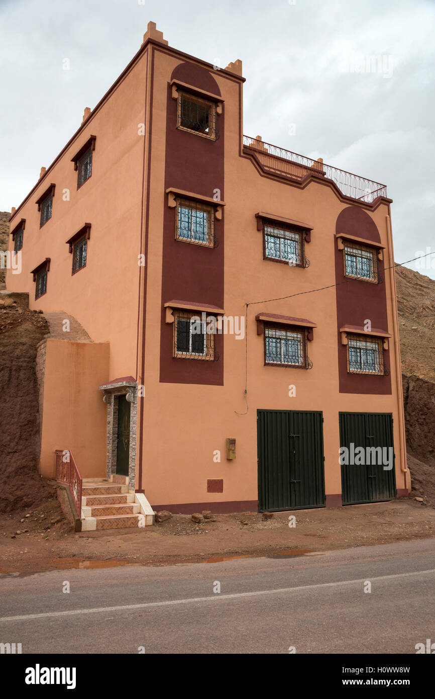 AIT Oudinar, Dades Schlucht, Marokko.  Neues Mittelklasse-Haus. Stockfoto