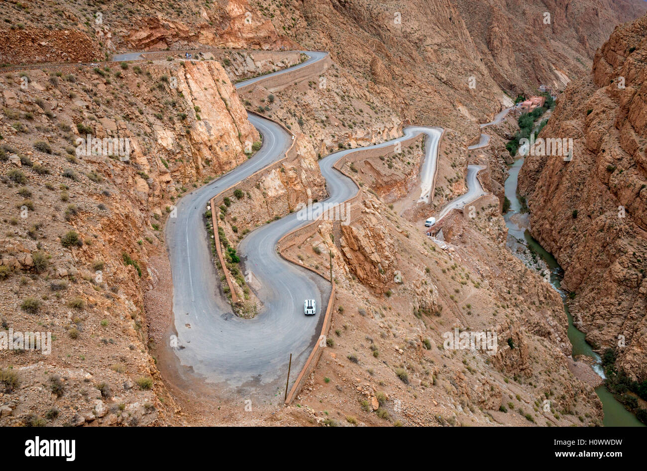 Dades Schlucht, Marokko.  Haarnadelkurven Straße steigt um die Schlucht verlassen. Stockfoto