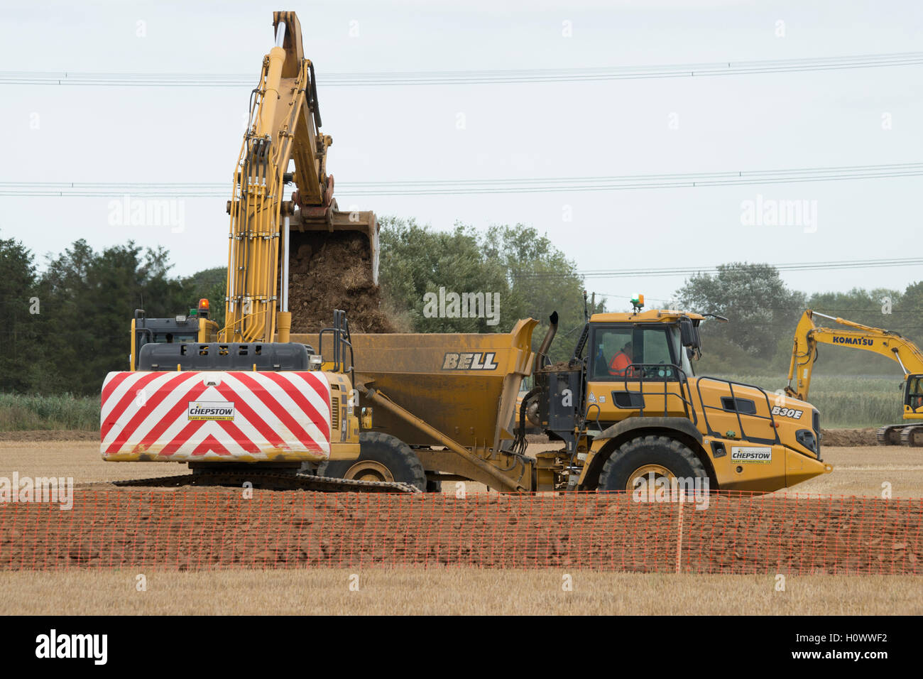 Phase eins der neuen Transformation in einem kleinen Dorf namens hoo in kent. Bergleute kommen, um die lokalen Felder für ihre REM-Ressourcen zu minen Stockfoto Phase eins der neuen Transformation in einem kleinen Dorf namens hoo in kent. Bergleute kommen, um die lokalen Felder für ihre REM-Ressourcen zu minen Stockfoto