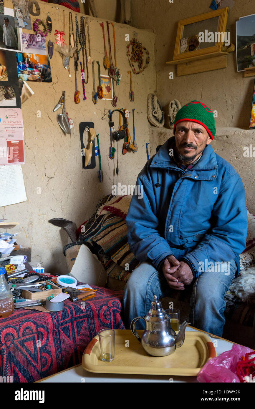Dades Schlucht, Marokko.  Berber Mann mittleren Alters in seinem Wohnzimmer. Stockfoto
