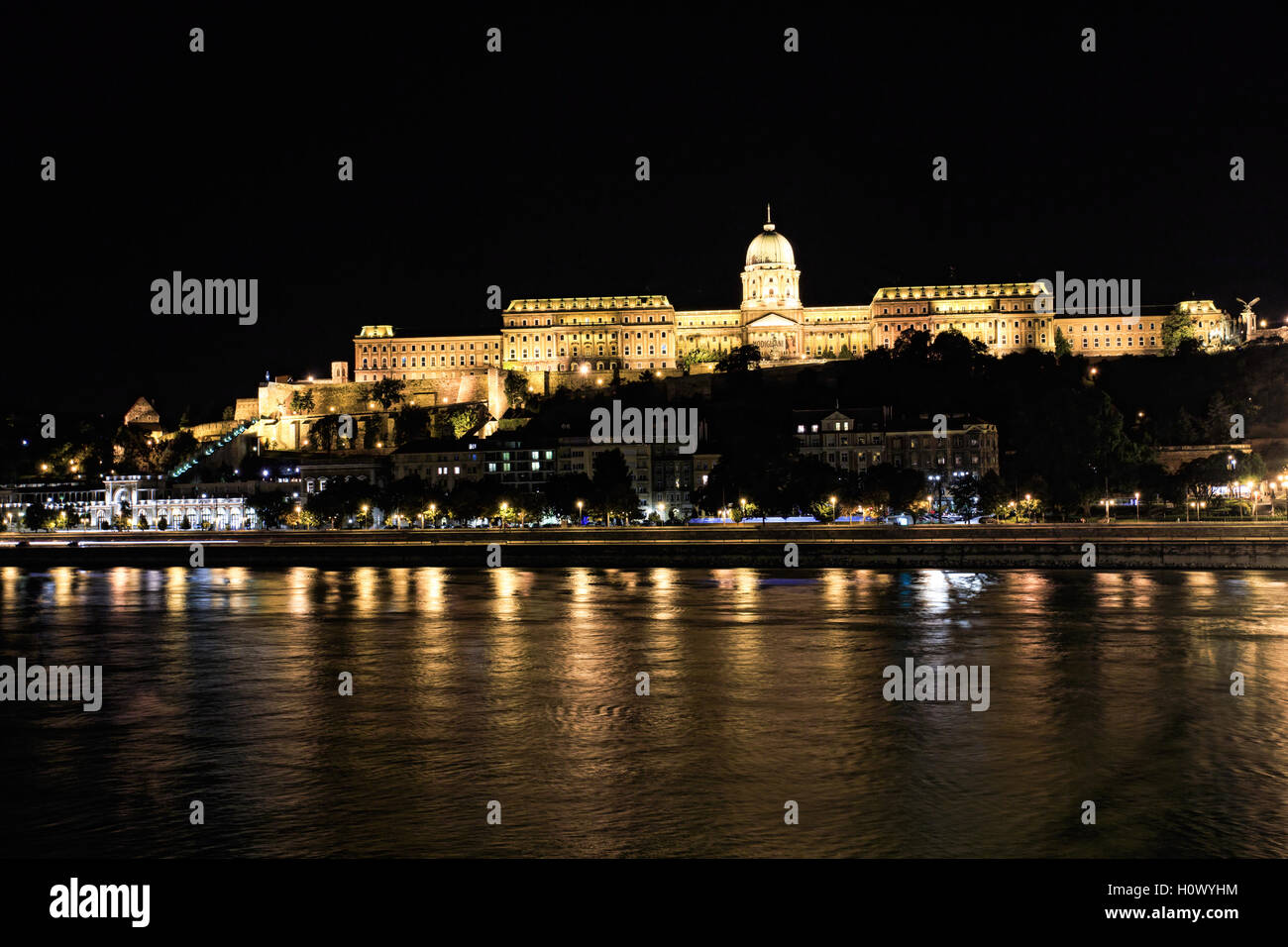 Budapester Königspalast mit Reflexion, Ungarn Stockfoto