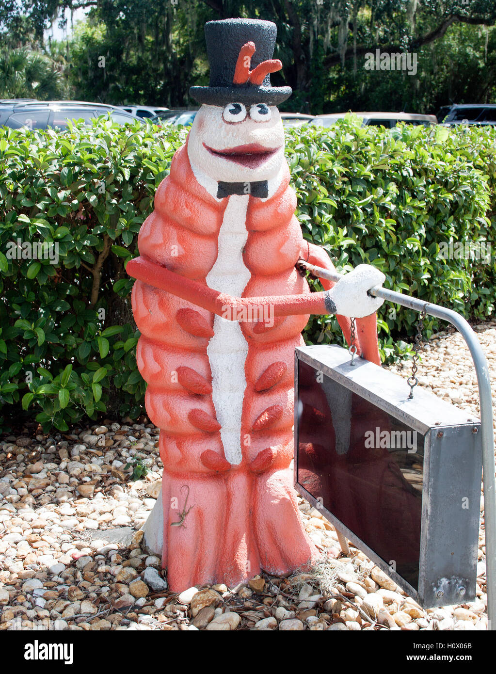 Skurrile Shrimps mit Kopfbedeckungen begrüßen die Gäste in einem Restaurant in Titusville, Florida, und verleihen dem Restaurant an der Küste einen skurrilen Charme. Stockfoto