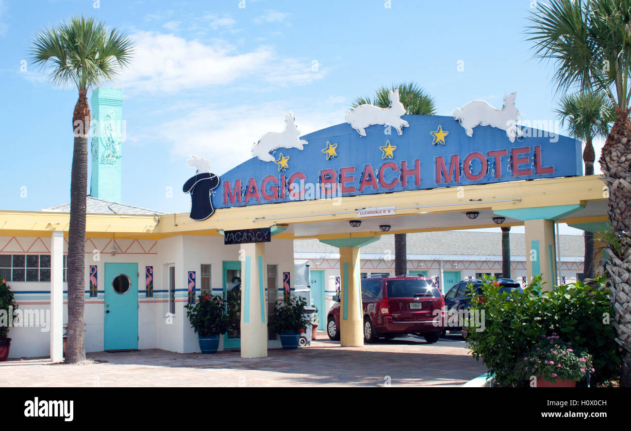 Das Retro Magic Beach Motel in Vilano Beach, Florida, glänzt mit Neonlichtern und Vintage-Charme, einem klassischen Schatz am Straßenrand an der Küste. Stockfoto