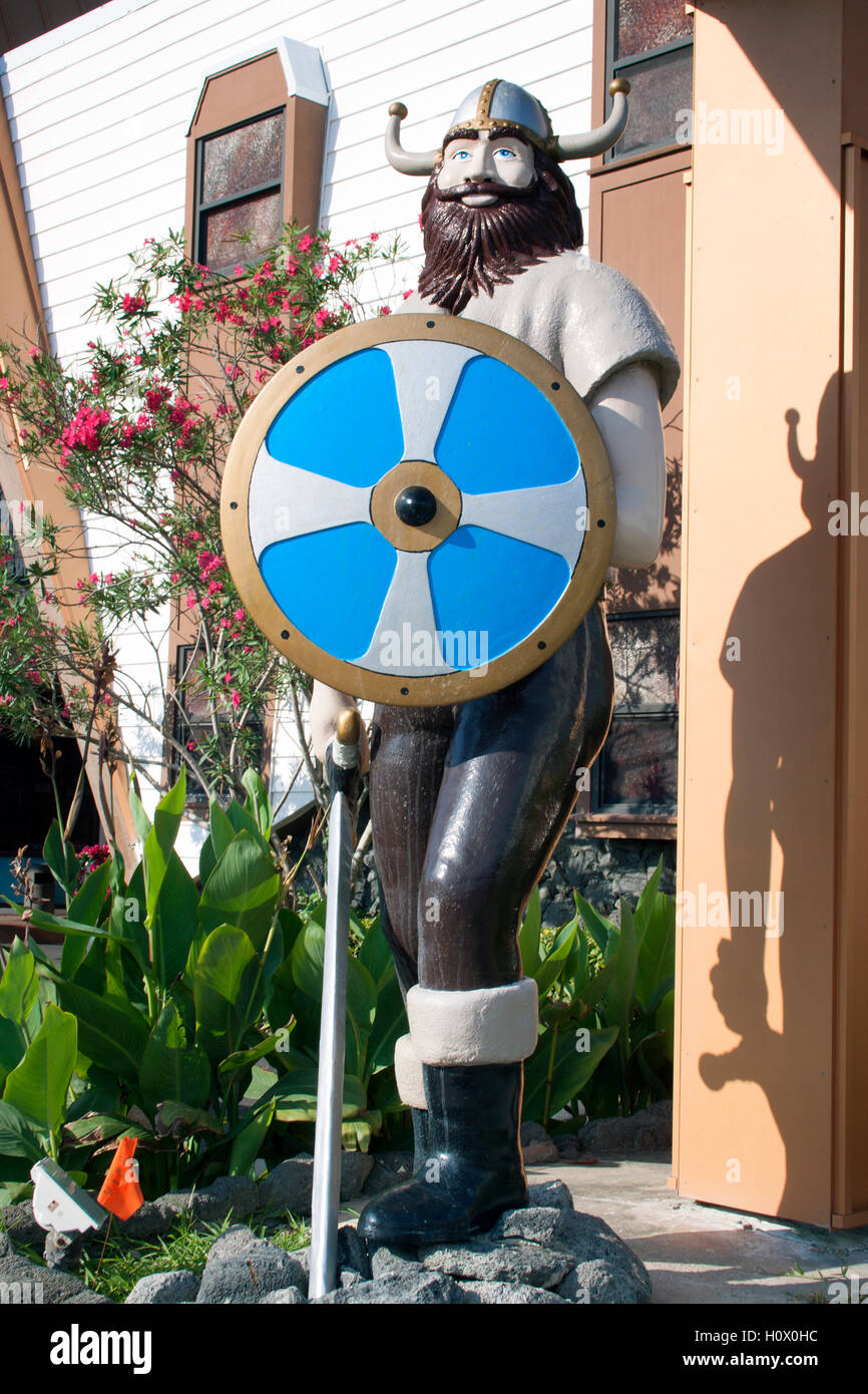 Eine Wikinger-Statue verleiht einem Geschäft in Daytona Beach, Florida, schrulligen Charme – nordischer Geist trifft auf sonnigen Kitsch am Meer. Stockfoto