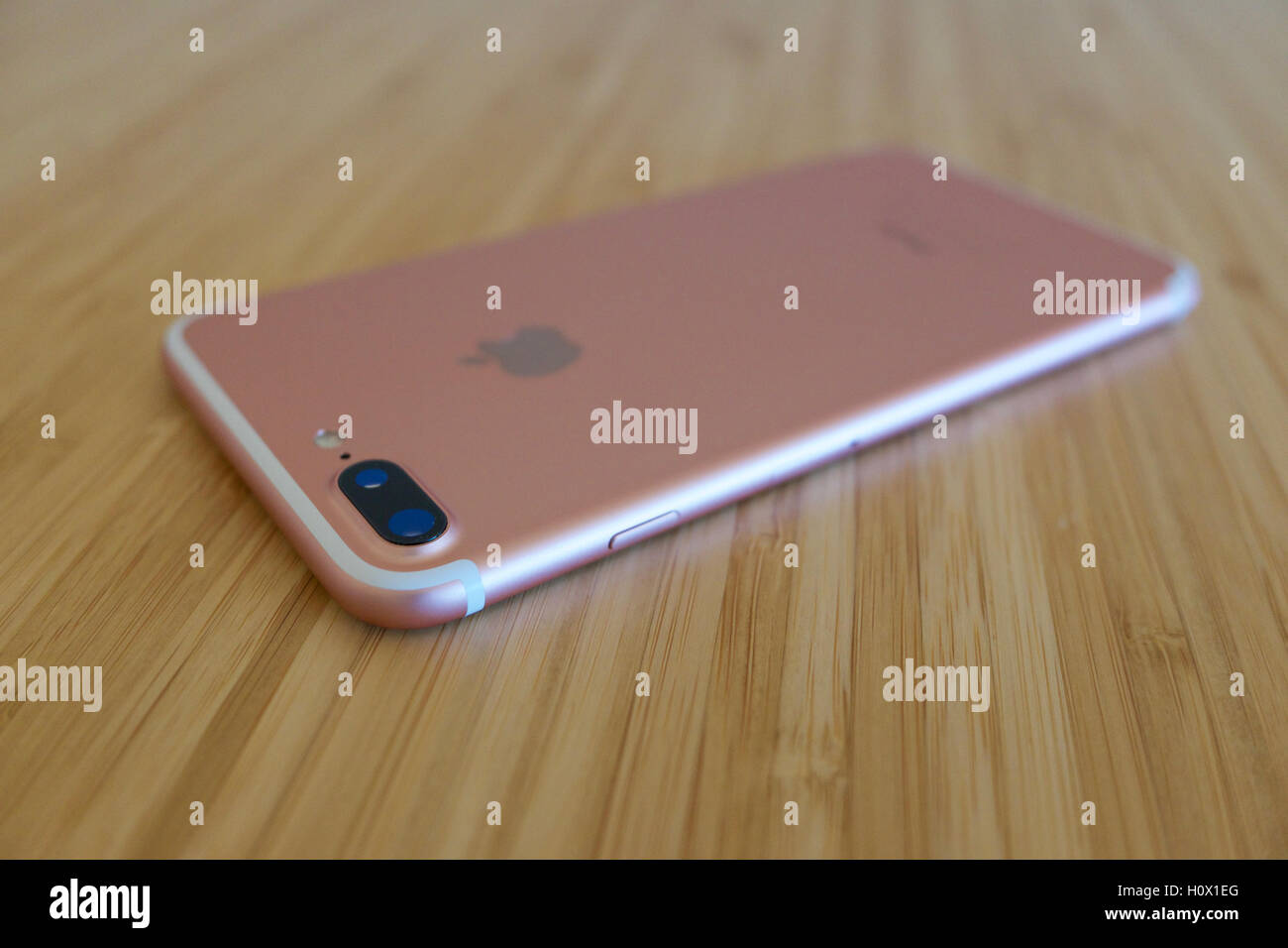 Blick auf iPhone 7 Plus Rosegold. Das iPhone ist 7 Plus neue Smartphone von Apple Computer, Inc. produziert Stockfoto