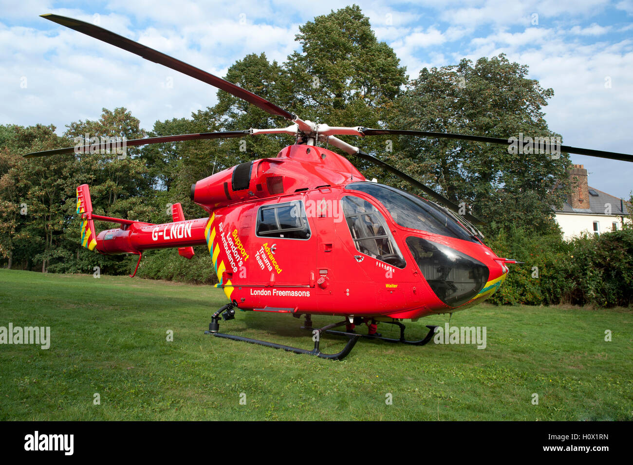 London's Air Ambulance Hubschrauber landete ein Notfall im Alexandra Palace, London zu besuchen Stockfoto