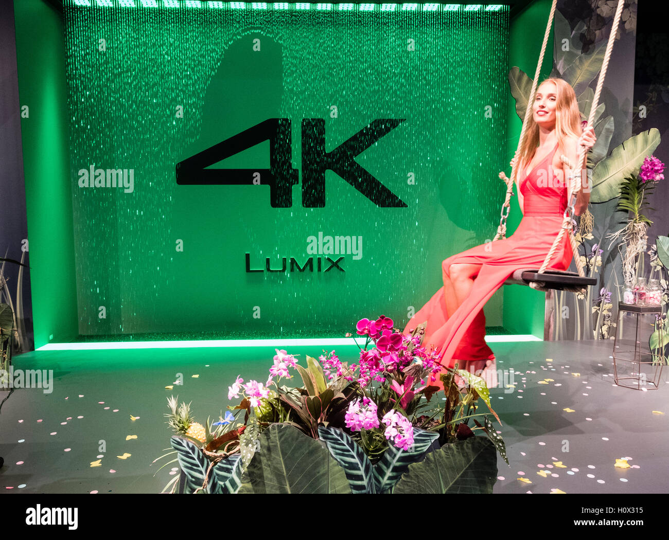 Panasonic Lumix 4K video Ausstellung mit Model auf Photokina Messe in Köln, 2016 Stockfoto