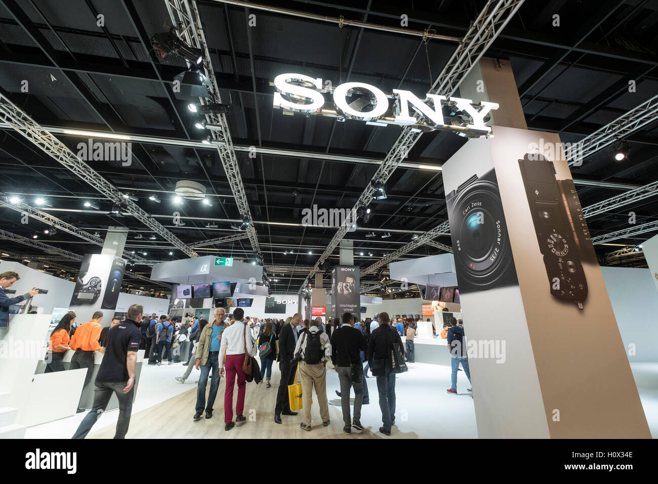 Beschäftigt Sony stehen auf Photokina Messe in Köln, 2016 Stockfoto