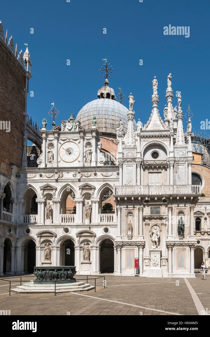 Eingang zum Innenhof des Dogenpalastes mit Kuppeln von San Marco hinter. Die Doge war der gewählte Herrscher von Venedig. Italien Stockfoto