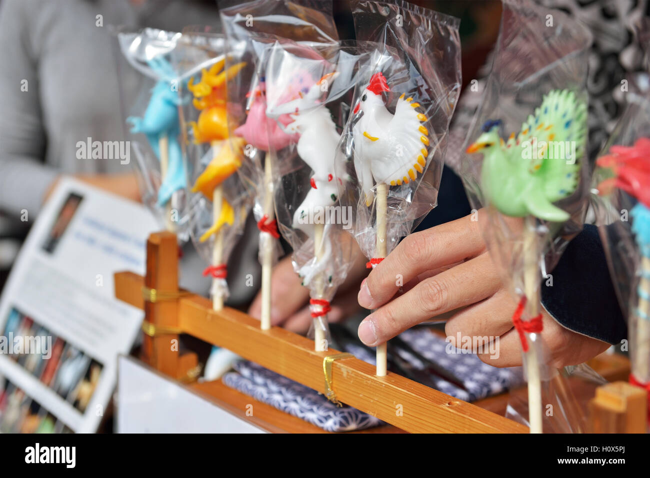 Vorbereitung der traditionellen japanischen Zucker Skulpturen Ame Zaiku von Meister Takahiro Mizuki während Folklorissimo 2016 Folklore Stockfoto