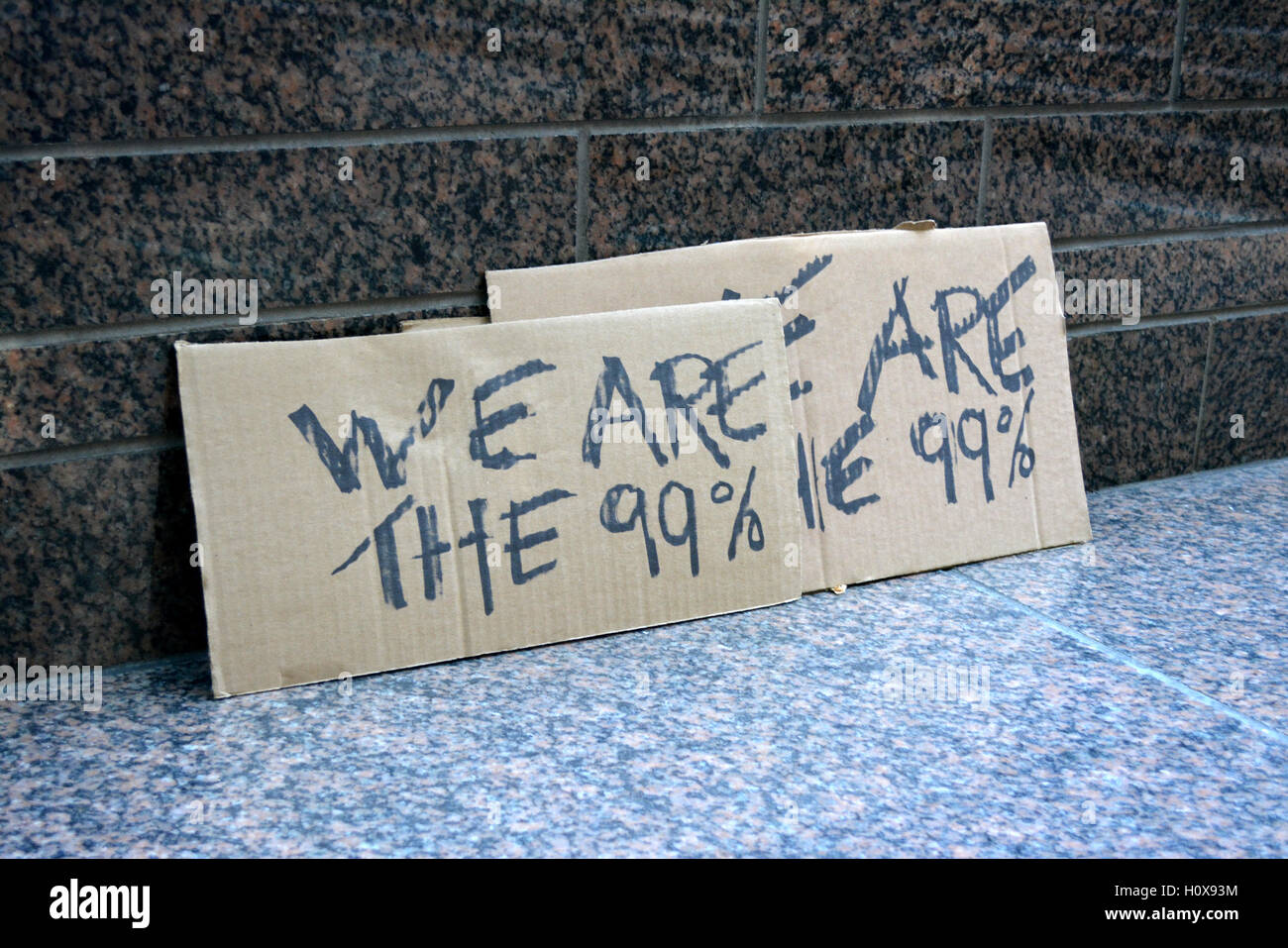 Zeichen hinterlassen im Zuccotti Park in Lower Manhattan nach dem Jahrestag des Beginns der Occupy Wall Street-Bewegung. Stockfoto